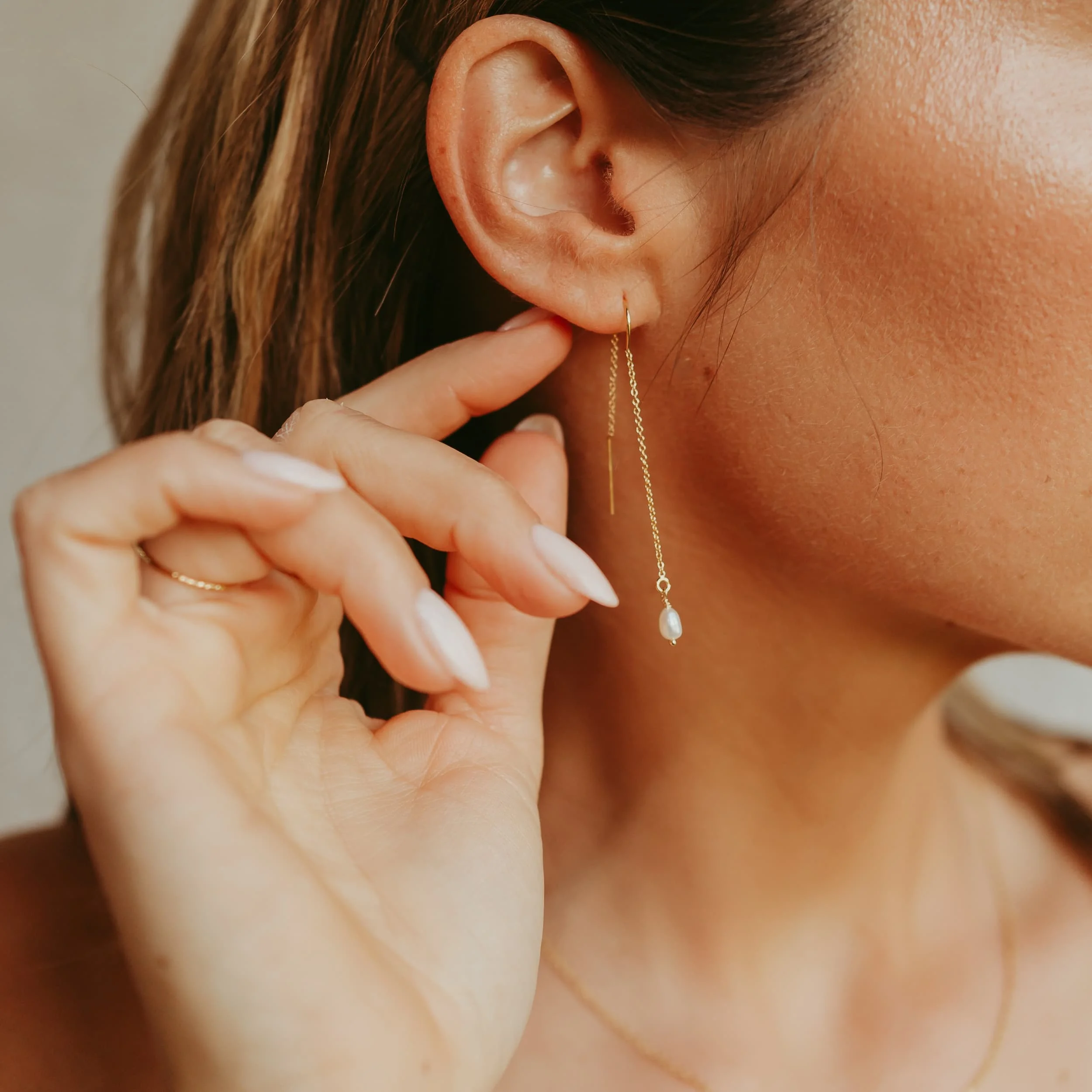 Doorsteek oorbel parel