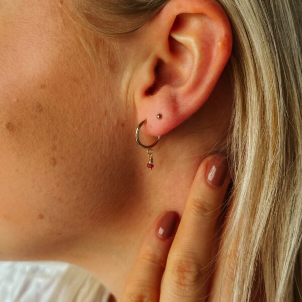 Hoop enkel met robijn