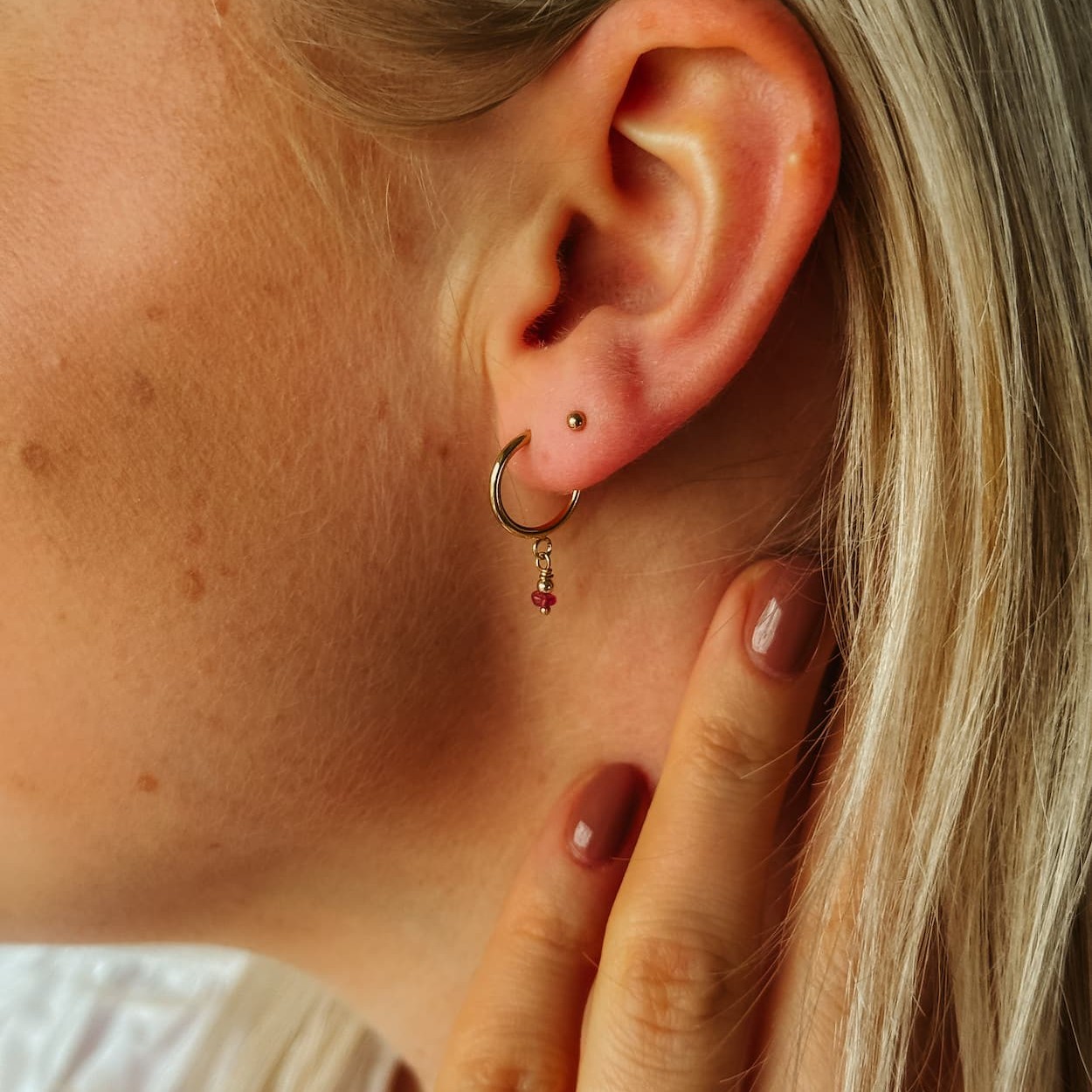 Hoop enkel met robijn