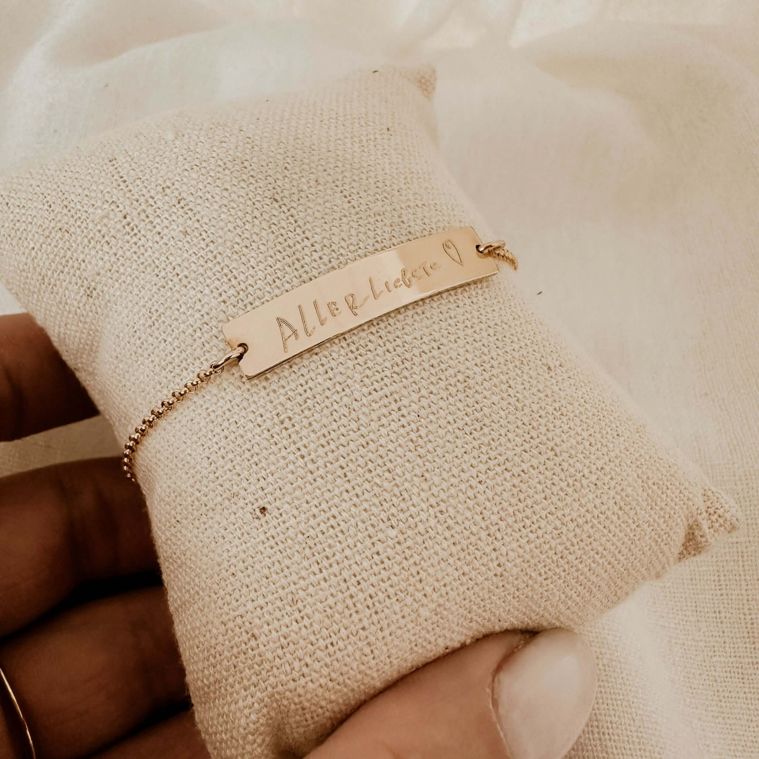 Armband juweel met het woord allerliefste handgeschreven